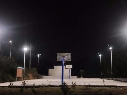 中電捐贈給新安村的路燈點亮了當地文化廣場，方便當地村民晚間活動