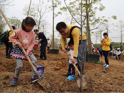 CLP volunteers from Fangchenggang Power Station take part in a tree-plating event